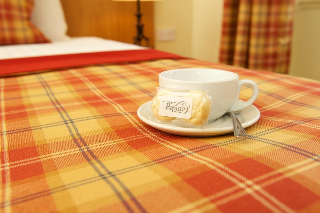 The Pipers' Tryst Hotel Глазго Екстер'єр фото